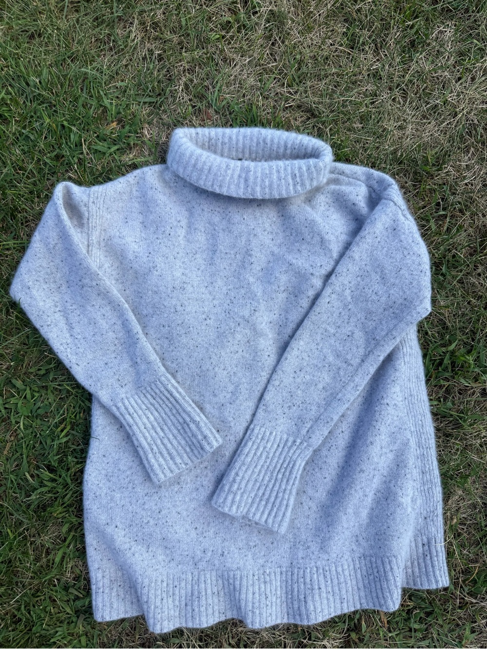 Ann Taylor 100% Cashmere turtleneck in XS